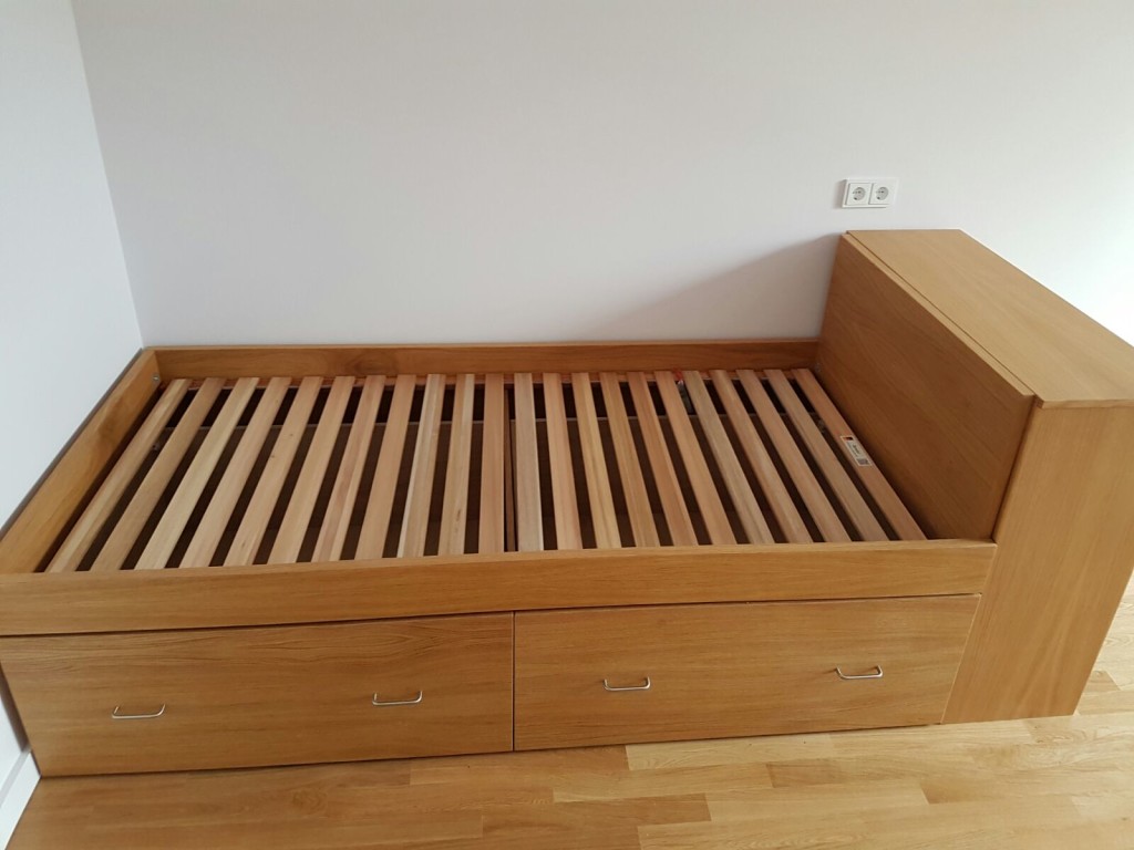 Einzelbett mit Schubkästen von Inlignum Möbel