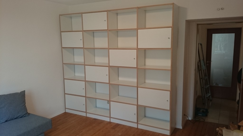 Wandschrank mit Kontrastkante und Klapptüren von Inlignum Möbel
