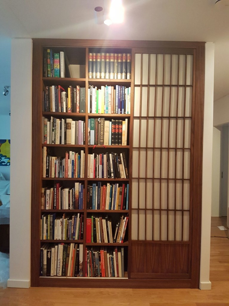 Bücherregal mit Garderobe und Shoji Tür von Inlignum Möbel