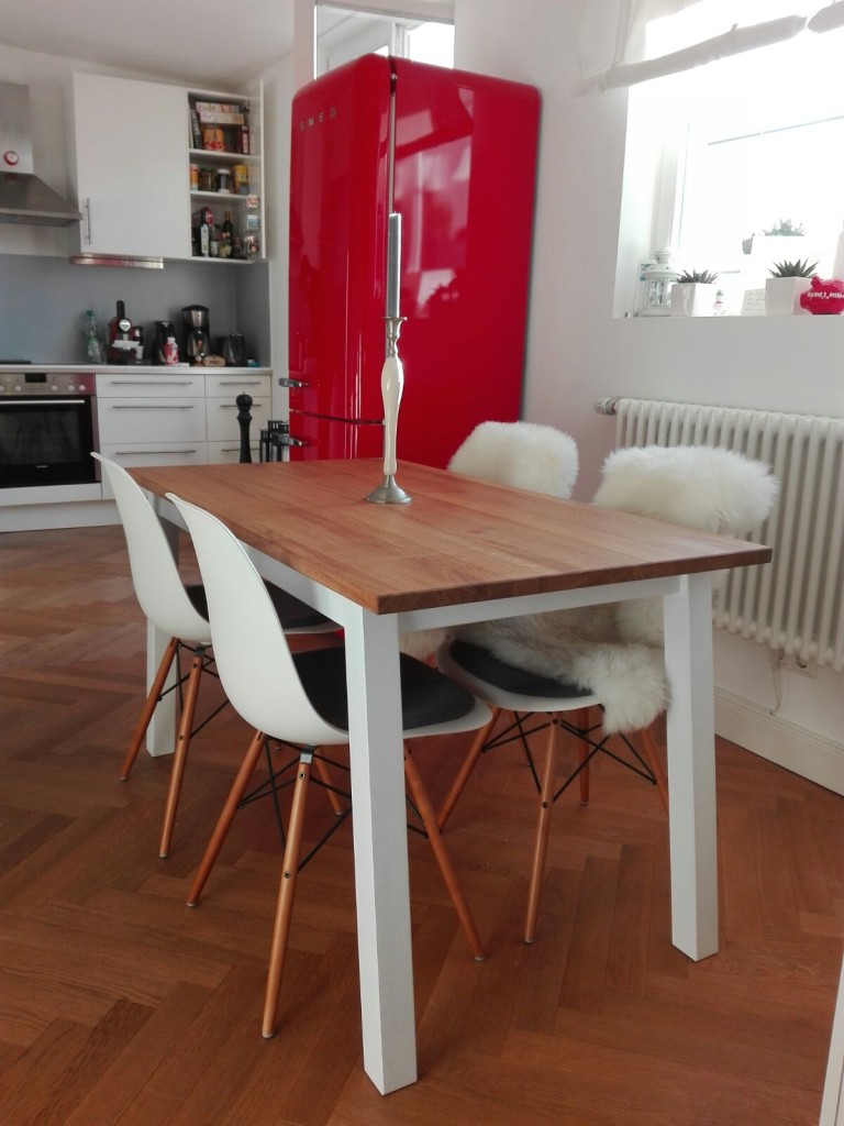 Tisch mit Holzplatte und weißem Unterbau von Inlignum Möbel