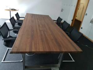 Konferenztisch nach Maß von Inlignum Möbel - Individuelle Büromöbel